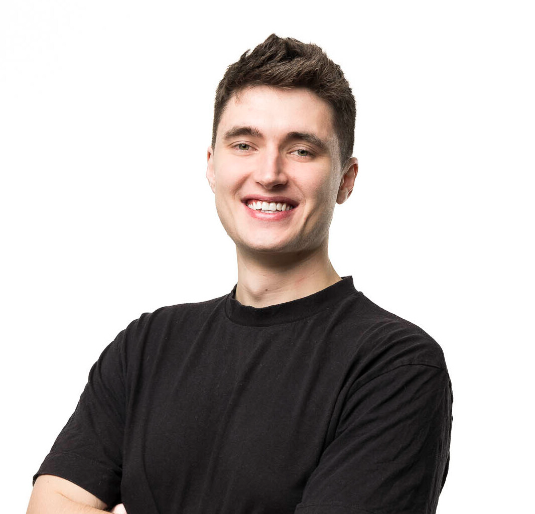 Frilans Webbdesigner i Göteborg - Alexander Molén. En bild på en leende 26 årig kille i svart t-shirt, mot en vit bakgrund.